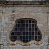 ...in quello superiore spicca il finestrone anch�esso mistilineo tipico dello stile barocco